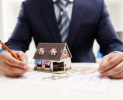 不動産の売却査定をしている人