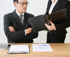 住宅ローンの仮審査をしている男性