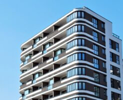 マンション修繕積立金はどこまで上がる？管理費との違いや値上げの仕組みを解説